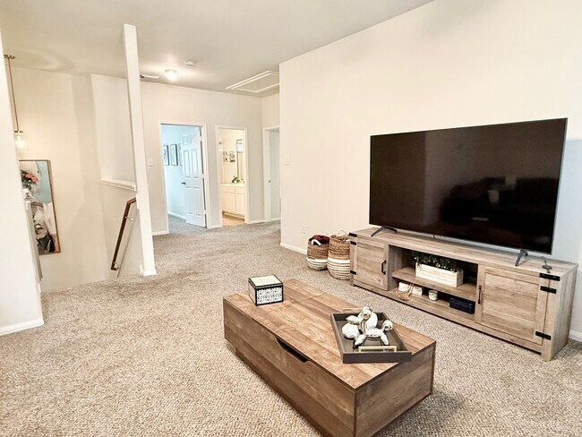 Building Photo - 142 E Spindle Tree Cir