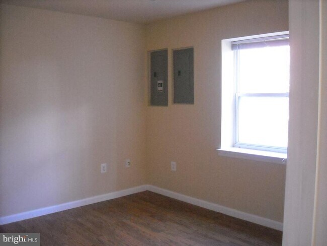 Building Photo - 5615 Minoso Dr