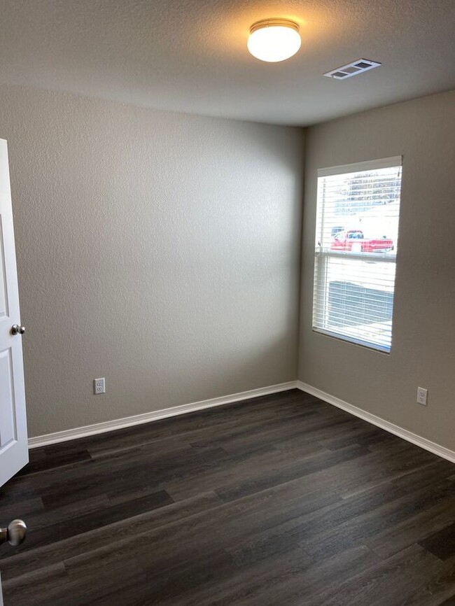 Building Photo - *Valentine's Day Offer!* Three Bedroom | T...