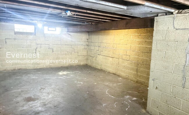 Building Photo - SPECIAL OFFER!! 3 Bed/2 Bath Home with Detached Garage / Pet-Friendly / Vouchers Accepted / Avail...