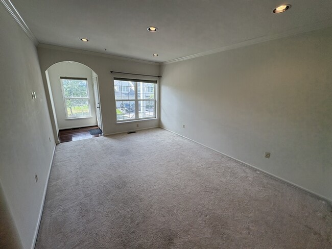 Building Photo - 157 Madison Way