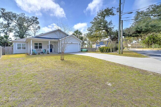 Building Photo - "Charming 3-Bedroom Oasis with 2 Baths and...