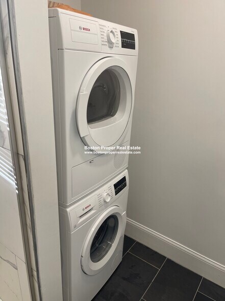 Building Photo - 124 Peterborough St