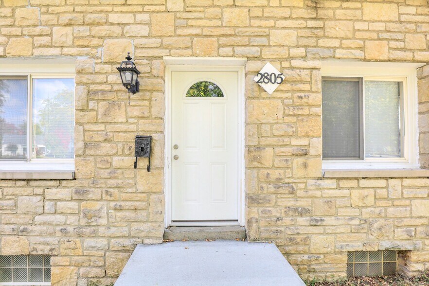 Building Photo - 2805 Parkland Pl