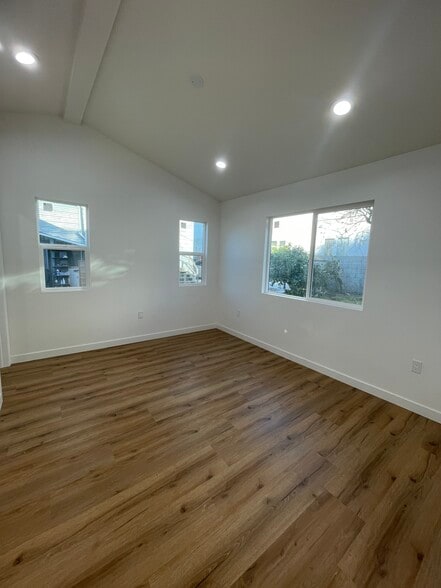 Building Photo - 1346 W 37th St