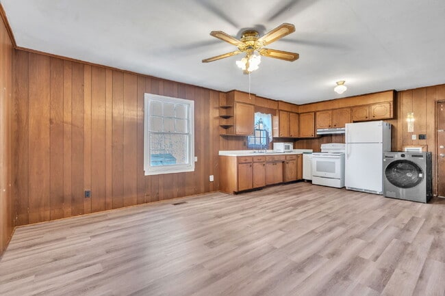 Building Photo - Well maintained 3BR, 1BA single family home with yard, carport and storage shed on quiet road in ...