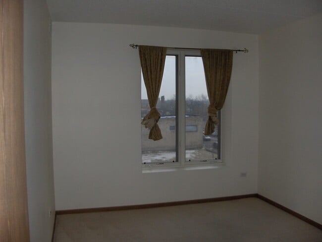 Building Photo - 515 Main St