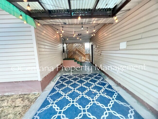 Building Photo - Large 2 bedroom house with an oversized ga...