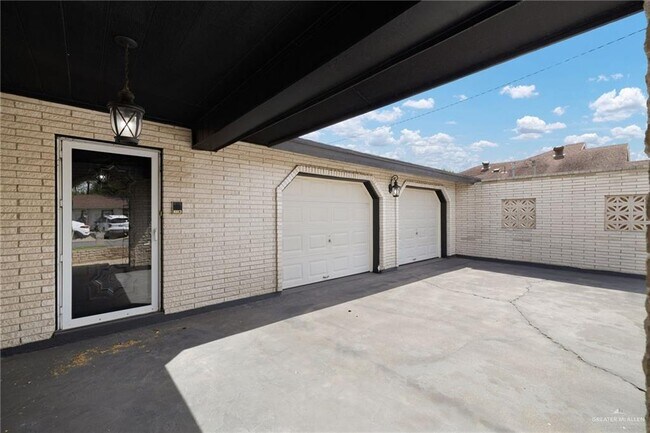 Building Photo - 2409 Camellia Ave