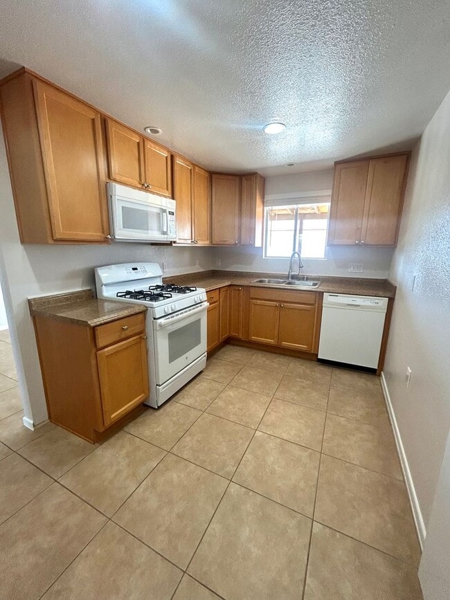 Building Photo - **MOVE-IN Special ** Beautiful 3 Bedroom/ 2 Bathroom Home In Downtown 29 Palms