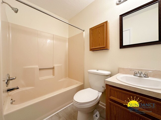 Building Photo - Centrally Located Townhouse with a Communi...