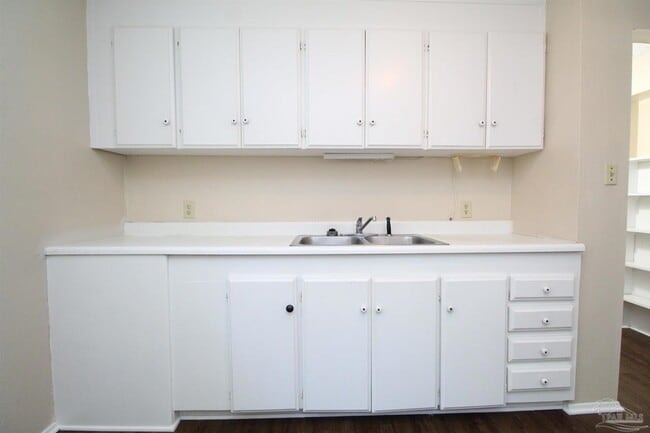 Building Photo - 5 Edgewood Cir