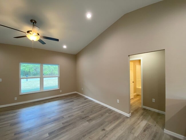 Building Photo - Beautiful Home Desirable SW Ocala Neighborhood 3/2/2 **WON"T LAST**