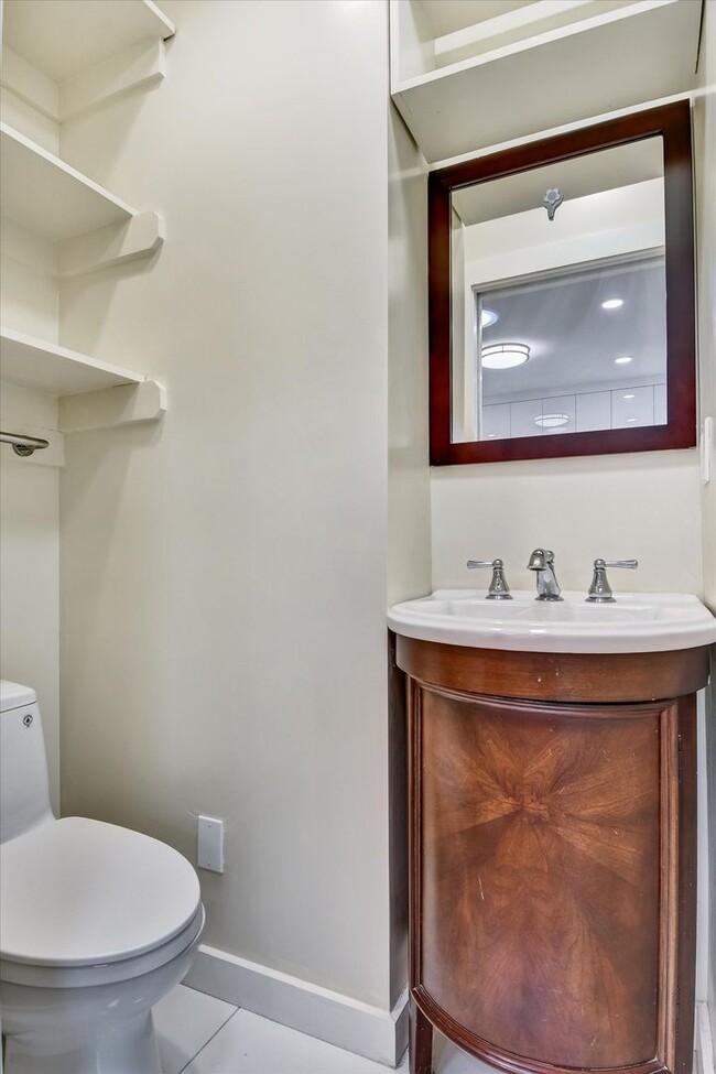 Building Photo - Spacious and Tastefully Remodeled Upper Flat