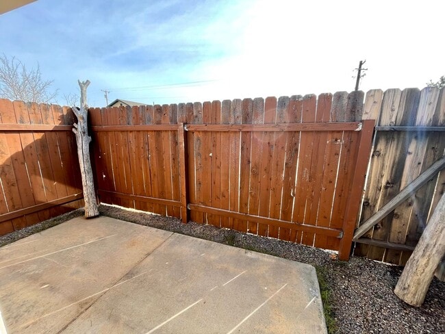 Building Photo - Cute 2 Bedroom Duplex with Garage!