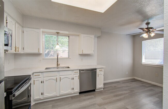 Building Photo - 16610 Cairngorm Dr