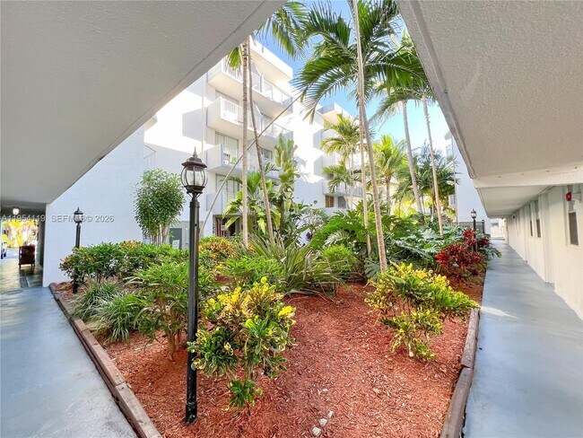 Building Photo - 1801 S Treasure Dr