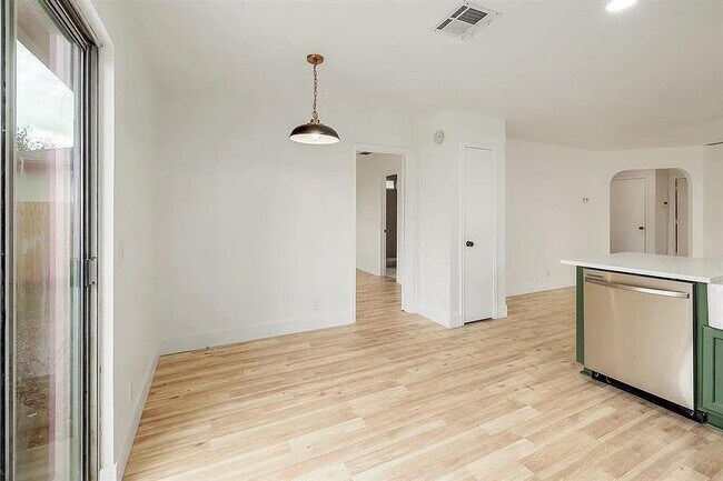 Building Photo - 16816 Jaron Dr