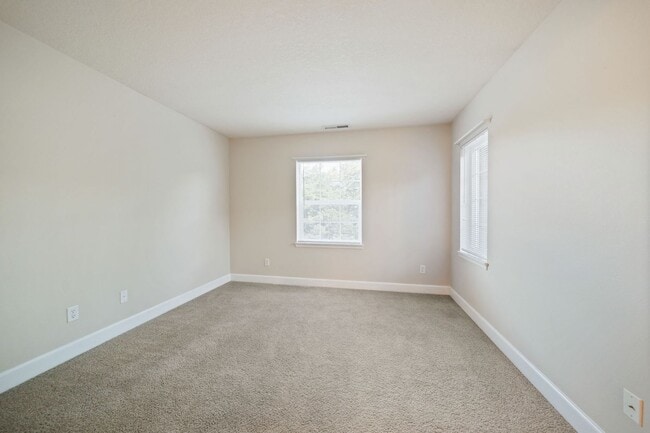 Building Photo - 6610 NE Rosebay Dr