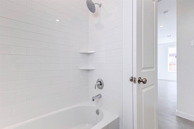 Building Photo - 27410 Sweetwater Bay Dr