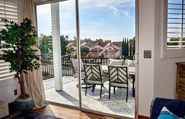 Building Photo - 7080 Via del Mar