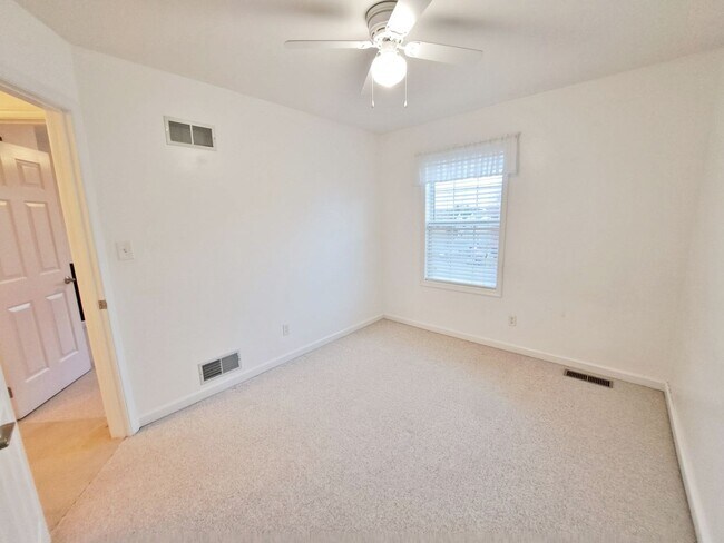 Building Photo - 417 Debbi Ct