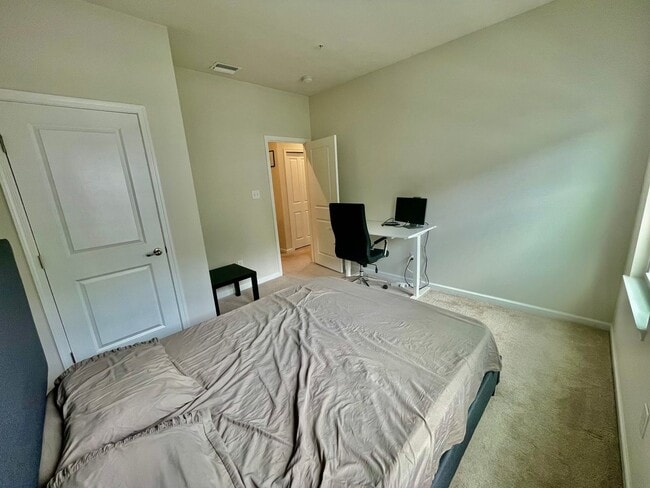 Building Photo - Pittsburgh - 3 Bedroom 2.5 Bathroom - Town...