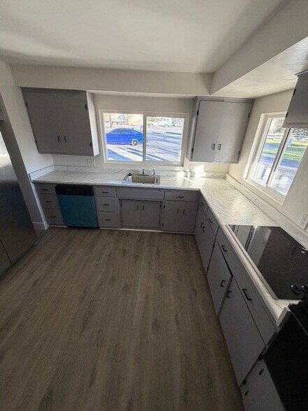 Building Photo - 2150 S San Jacinto Ave