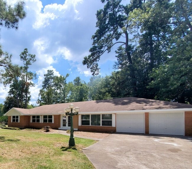 Primary Photo - Amazing 4 Bedroom home with large yard!
