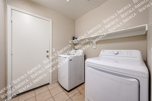 Building Photo - 9202 W MacKenzie Dr