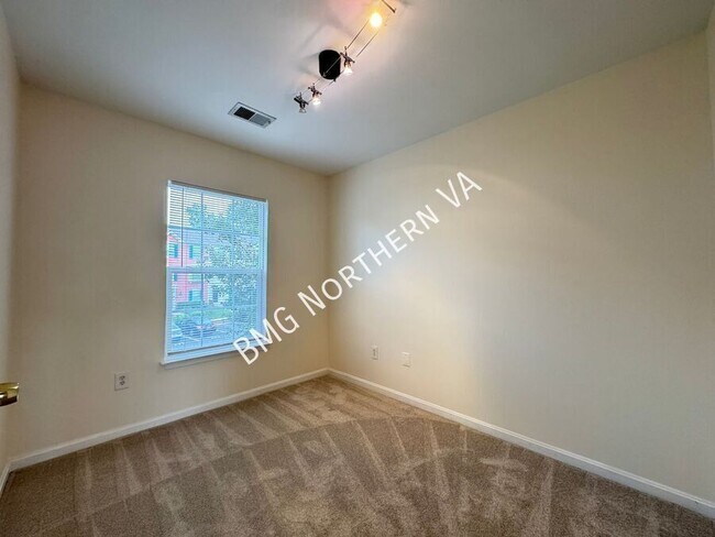 Building Photo - 10230 Magnolia Grove Dr