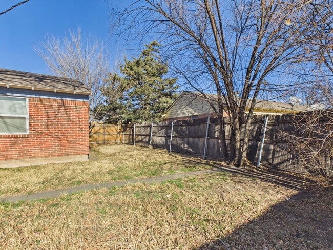 Building Photo - Charming rent ready duplex!