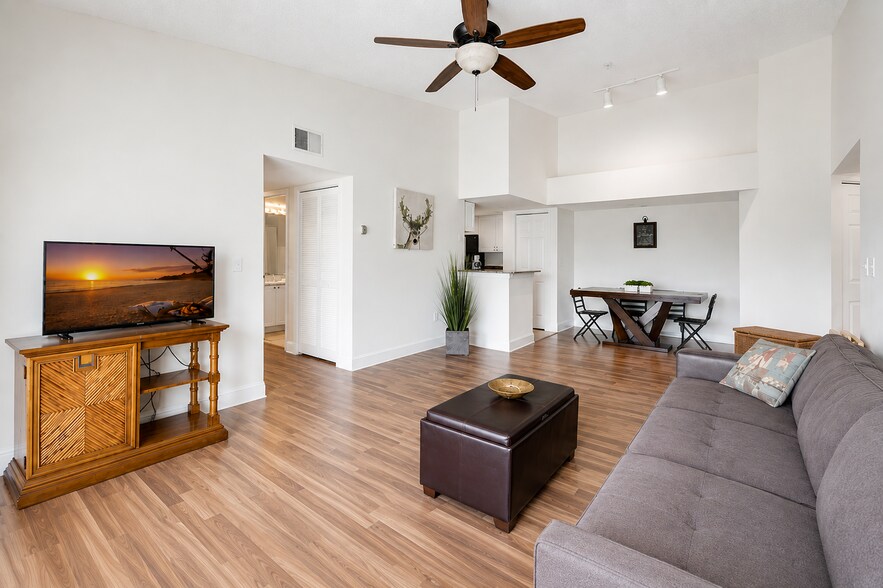 Building Photo - 1400 Crestwood Ct S