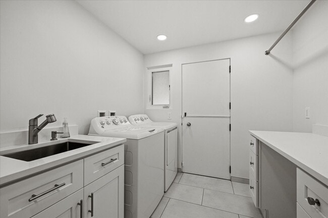 Building Photo - 9 Maple Ln