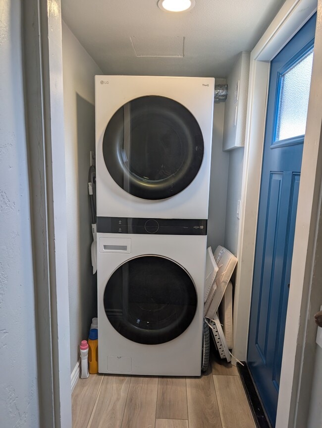 Building Photo - 8274 Beaver Lake Dr