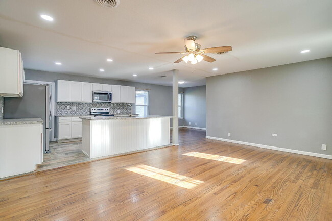 Building Photo - Spacious 4-Bedroom Gem with Granite Touche...