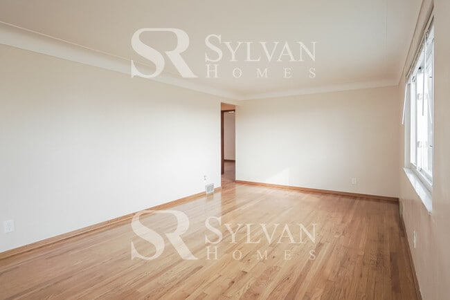 Building Photo - Cute, cozy and comfortable
