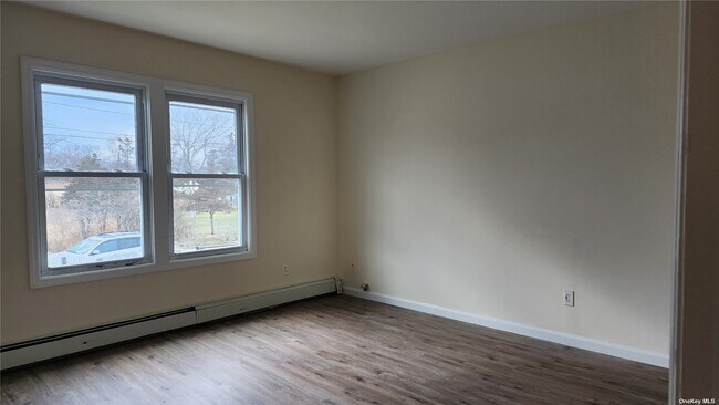 Building Photo - 77 Laurelton Dr