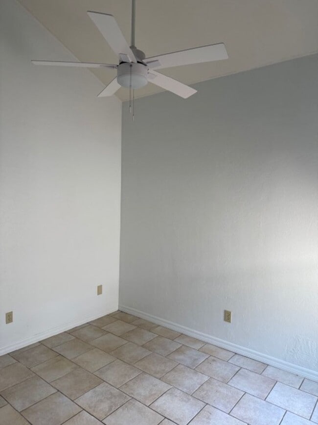 Building Photo - Move In Ready Condo in Woodside Villas