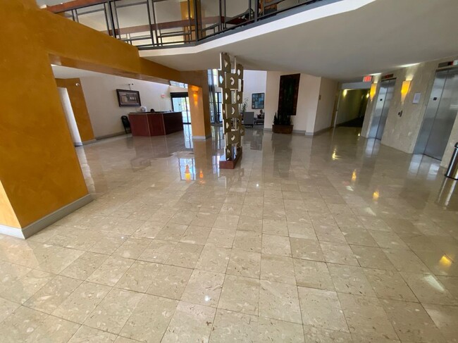 Building Photo - 400 Leslie Dr