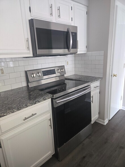 Building Photo - Room in Apartment on Arlyn Cir