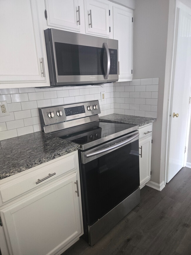 Building Photo - Room in Apartment on Arlyn Cir