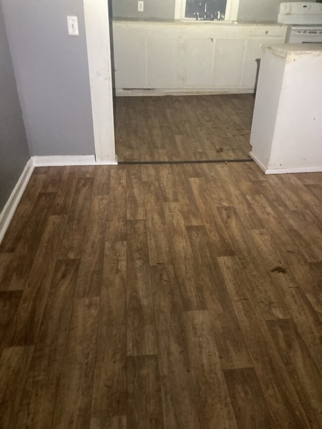 Building Photo - 3 Bedroom 1 Bathroom