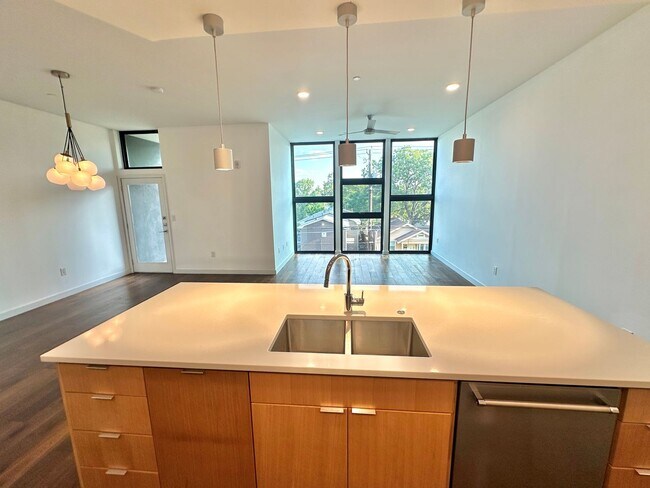 Building Photo - Stunning One bedroom/One bath Condo Locate...