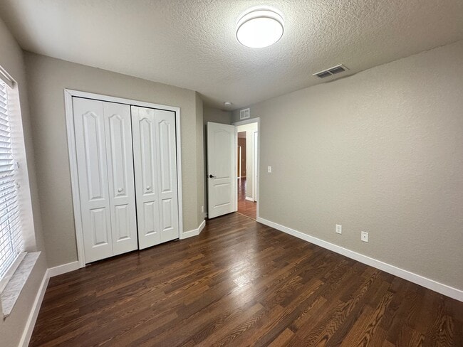 Building Photo - Spacious 4 Bedroom / 3 Bathroom Home in Davenport