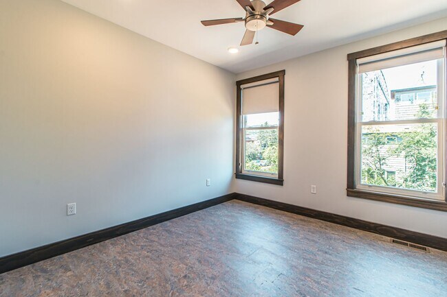 Building Photo - AVAILABLE AUGUST - Beautifully Renovated 2 bed/1bath Home on PARK POINT