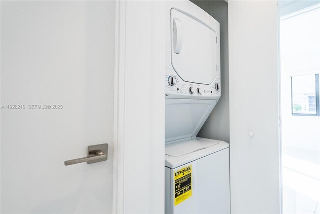 Building Photo - 1985 Bay Dr