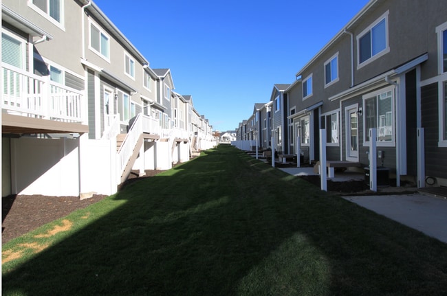 Building Photo - AVAILABLE NOW ~ Lehi Exchange Townhouse