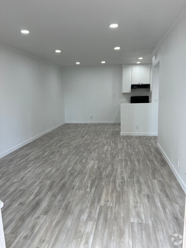 Building Photo - 21000 Parthenia St