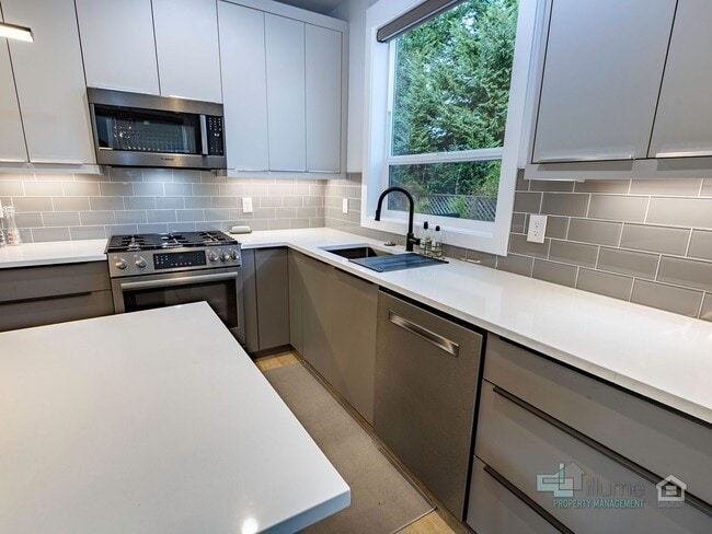 Building Photo - Fully Furnished Lake Oswego Gem!!!!